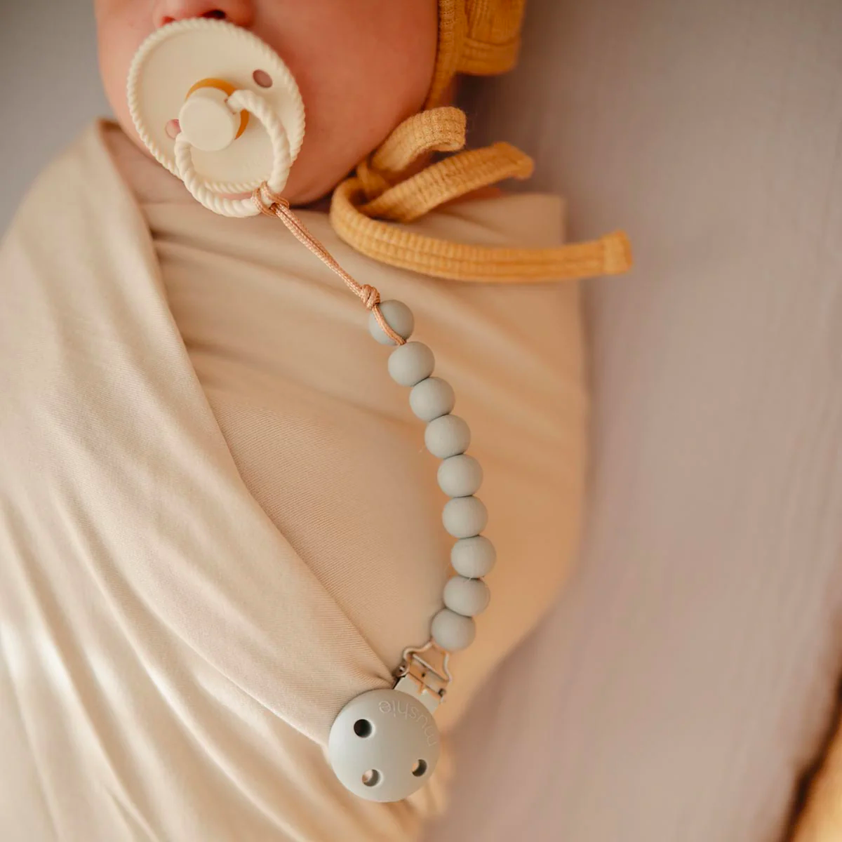 MUSHIE Halo Pacifier Clip