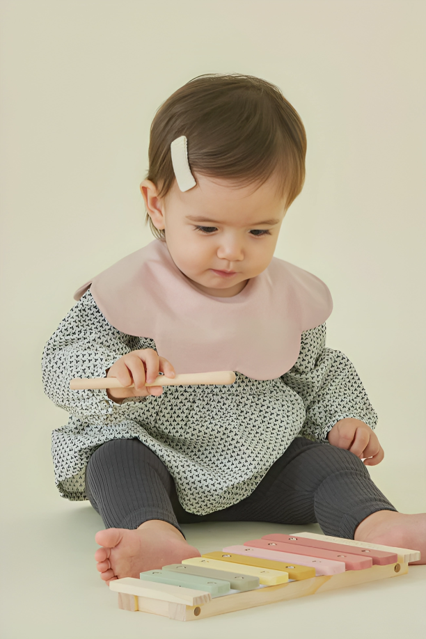 Konny Bib (0M-3Y)