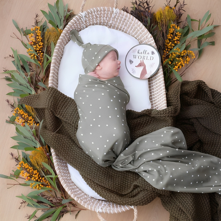 LIVING TEXTILES HELLO WORLD GIFT SET - OLIVE SPOTS