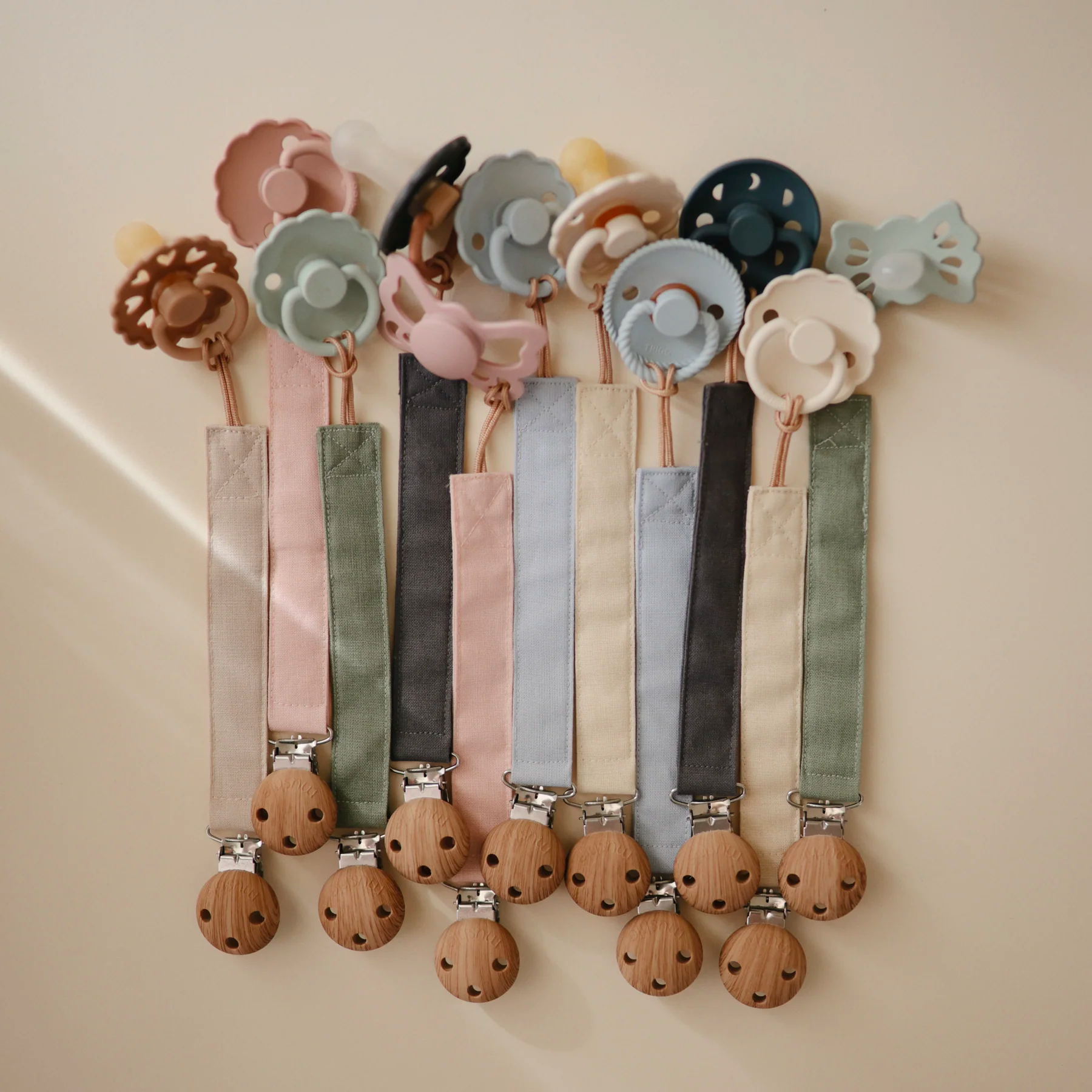 MUSHIE Linen Pacifier Clip